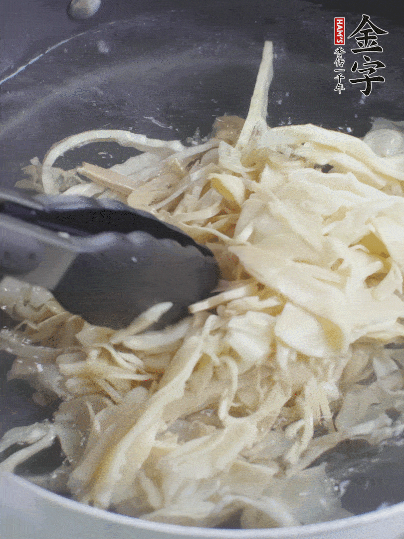 糯米筍焯水1分鐘，過涼水，擠干水份。