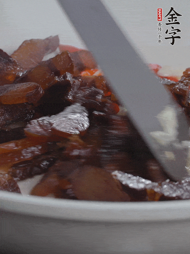 下醬油肉，煸出油脂。