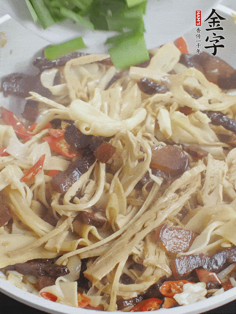 翻炒均勻，下蒜葉。