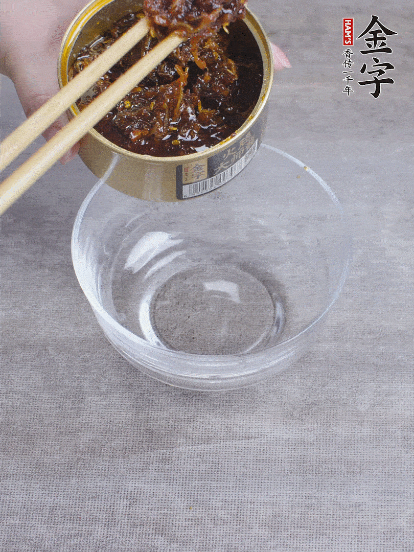 金字火腿大師醬2勺、醬油1勺、白砂糖1/2勺調(diào)勻。