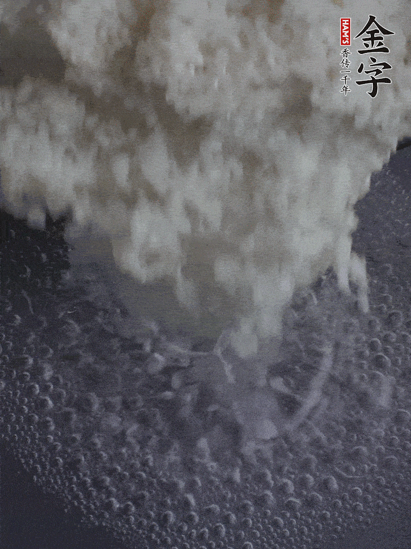 浸泡好的大米，沸水下鍋煮5分鐘，撈出瀝干。