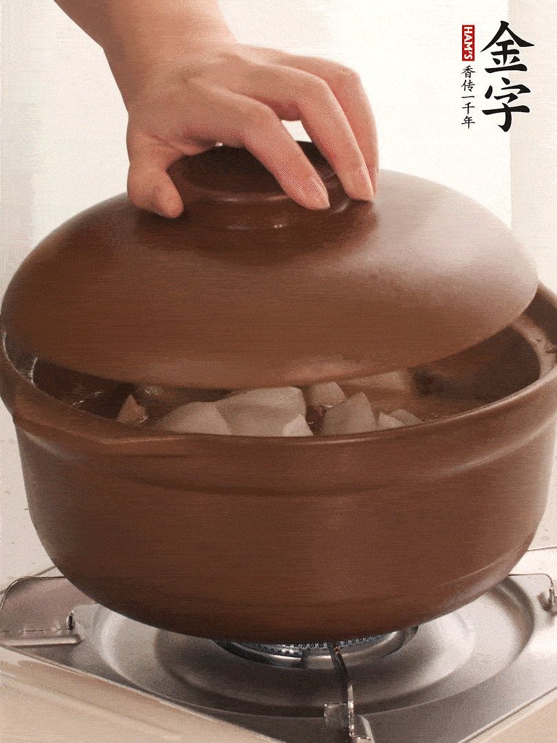 倒沒過食材的熱水，大火燒開。蓋上蓋子轉中小火，燉15-20分鐘。等蘿卜煮到喜歡的軟爛度就可以關火。