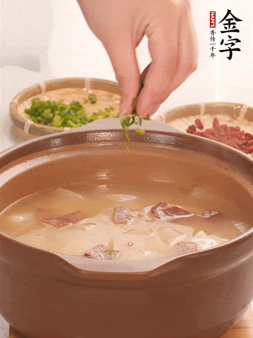 最后點綴點小蔥花、枸杞，增色提味。