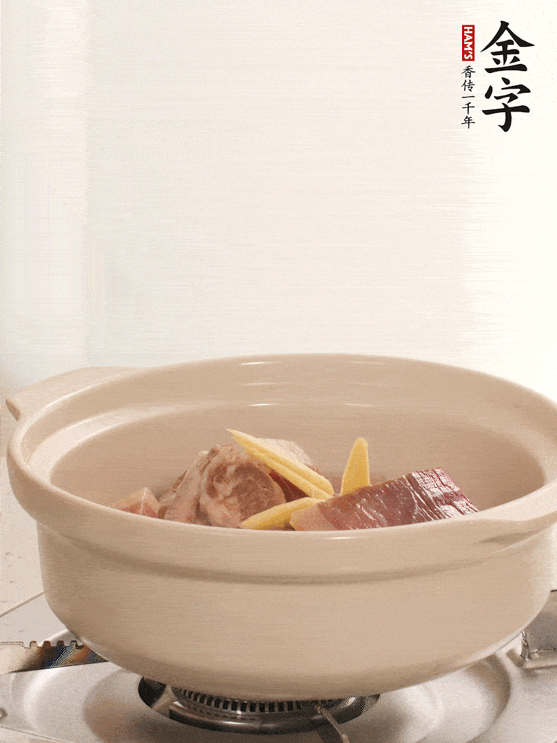 湯鍋放入排骨、火腿、姜，加適量水。煮開后轉小火燉40分鐘。