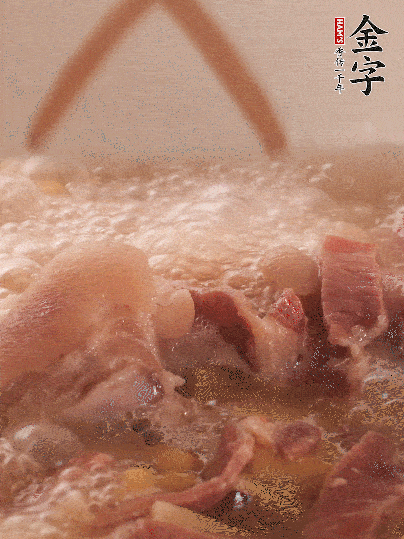 大火將水煮開后，蓋上鍋蓋，轉(zhuǎn)小火慢燉1個半小時。