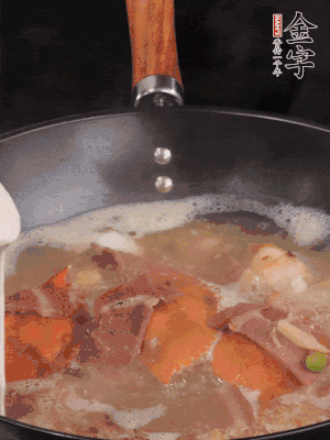 最后用面糊勾芡，燒至收汁，出鍋前撒點(diǎn)蔥段。