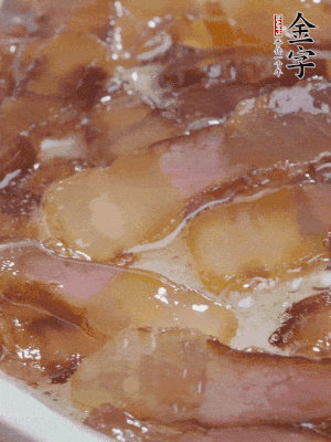 油5成熱，醬油肉煸香。