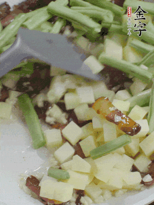 下蒜末、豆角、土豆塊翻炒。