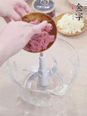 江南野筍干浸泡至軟；豬五花肉切薄片；腐皮改刀切成長(zhǎng)方形。