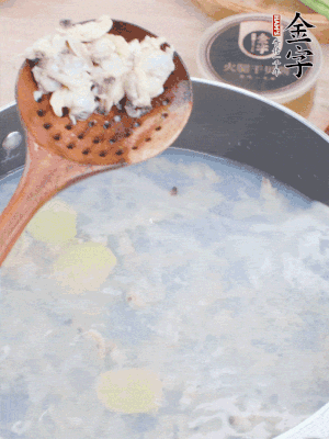 沸水下花蛤肉、姜片、料酒焯水。