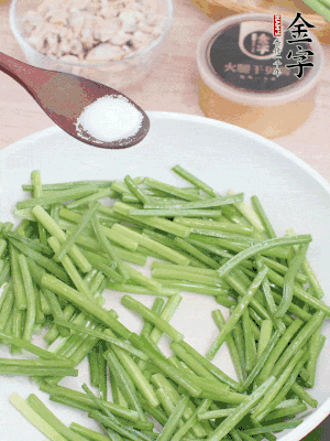 起鍋熱油，下韭菜苔炒至變色。加少許鹽。