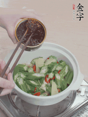 加1勺金字火腿干貝醬、1/2勺生抽攪拌均勻。