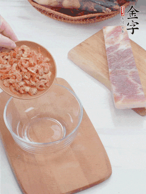 咸肉切片；老豆腐切厚片，海米浸泡30分鐘。