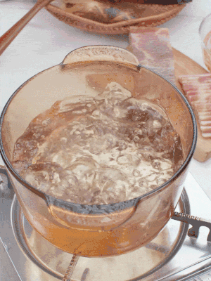 春筍切片焯水3分鐘，去除草酸澀味。