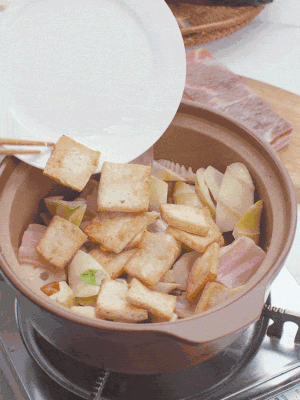 依次下春筍、豆腐，開水沒過食材。