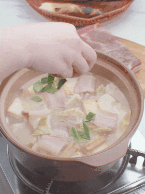 一小撮鹽、糖、雞精調味，最后撒點蒜葉點綴。