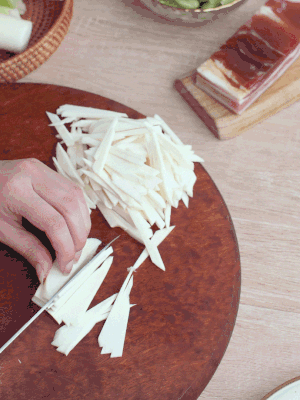 茭白切細絲，鹽水中浸泡防止氧化。
