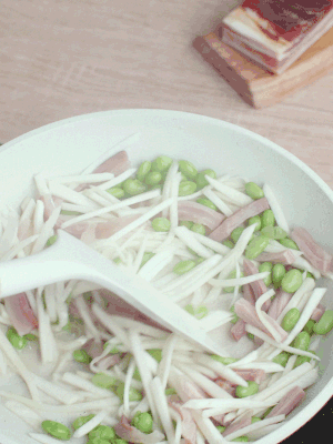 下茭白絲、青豆翻炒。