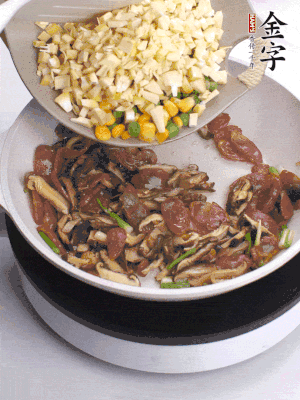 鍋里熱油，爆香蔥白，下香腸片炒至微微出油，加時蔬粒、香菇粒、春筍粒翻炒均勻。