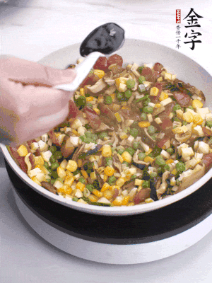 加2勺生抽、1勺蠔油、半勺老抽調味。