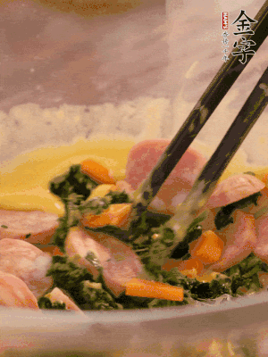 雞蛋、面粉、玉米油攪拌到無(wú)顆粒狀態(tài)。再加入菠菜、胡蘿卜、烤腸。少許鹽調(diào)味。