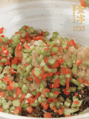 XO醬、蒜蓉醬、青紅椒粒攪拌成醬料。