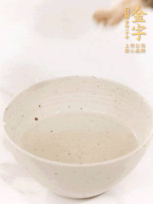 羊肚菌流水洗凈2遍后，溫水泡發15-20分鐘。