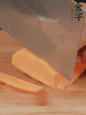 南瓜改刀切片，把蒸好的火腿鋪到南瓜上。