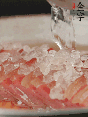 依舊放上冰糖100g、黃酒100g、水200g，鍋中再蒸15分鐘。