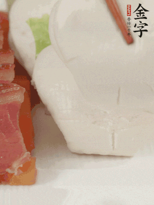 生菜切段，放入荷葉夾。