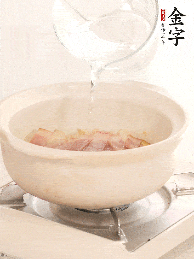 放入火腿片，加開水，再加入豆腐