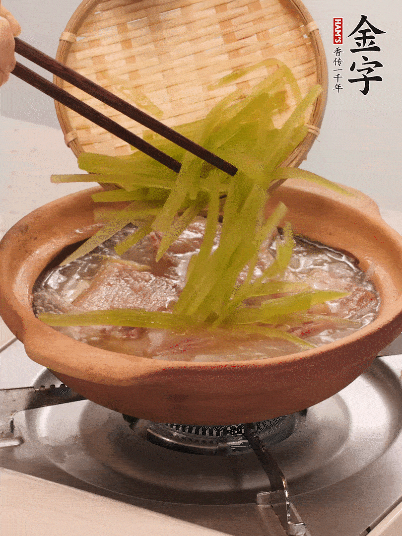 倒入熱水煮開后，轉小火燉煮10分鐘，呈奶白色湯底。