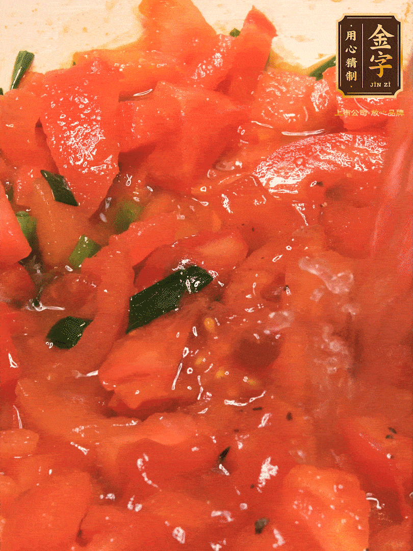 放入番茄丁，炒出汁