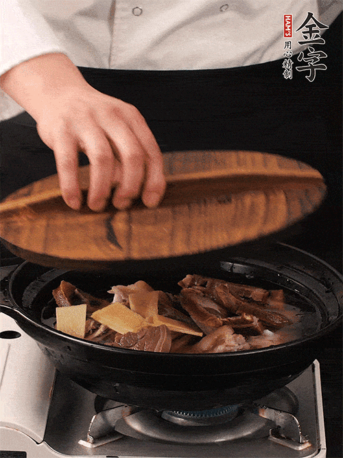 大火煮到沸騰后，轉中小火慢燉1個半小時。