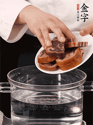 一包200g的金字火腿蹄片恰好搭配一個新鮮豬爪（豬腳）。都先加蔥姜、料酒焯水一遍，把血水清除后燉出來才能更清澈不油膩。