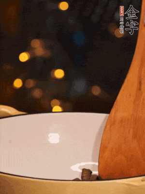 鍋中放入油，倒入醬油肉煸出油脂香味