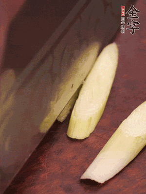 蒜白切小段，辣椒斜切圈