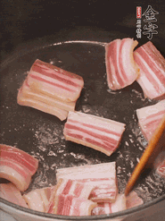 鍋中放菜籽油燒熱，下咸肉、冬筍略微煸炒