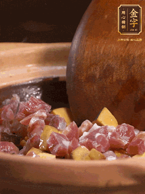 熱油下蒜片，倒入香腸丁、牛肝菌丁翻炒出香味