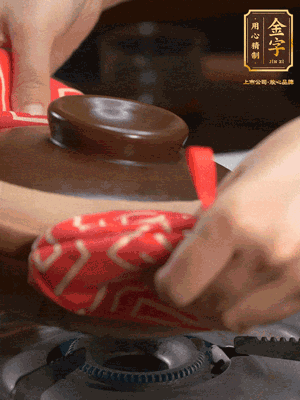 中火調成小火，鋪上香腸蓋蓋燜5分鐘。不斷轉動瓦煲，讓側壁的飯形成飯焦