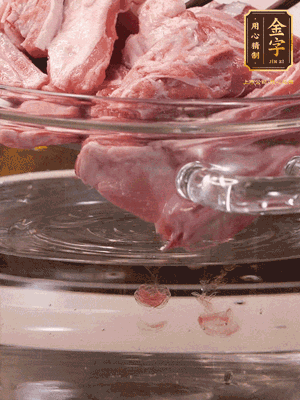 羊排清水洗凈，冷水浸泡30分鐘-2個小時，去除血沫。冷水下鍋，小火加熱析出血水后洗凈備用