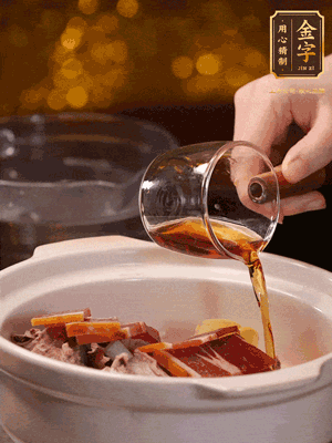 羊排、火腿、姜片一起入砂鍋，大火煮到沸騰