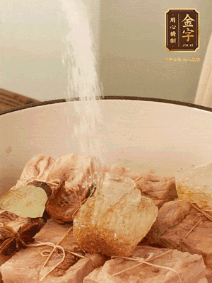 加水沒(méi)過(guò)，大火煮開(kāi)轉(zhuǎn)小火慢燉2小時(shí)，煮到收汁