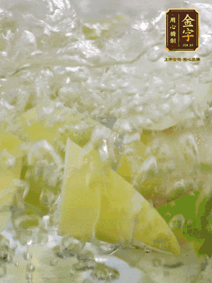 春筍沿著外皮豎著淺劃一刀，剝下外殼，切掉尾部的老根，切滾刀塊。簡單焯水去澀味。