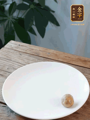 做水油皮、油酥 將油皮材料放入料盆中，加100ml水?dāng)嚢璩裳┗ㄆ瑺睢Ｔ诎赴迳戏磸?fù)揉搓成有一定筋度的光潔面團，搓成14個團子。
