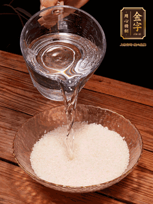 大米提前浸泡30分鐘。干香菇泡發(fā)切成條；蝦米提前浸泡2小時(shí)