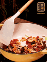 蔥白、干香菇、蝦米、香腸片略微翻炒才出香味，然后倒入料汁（生抽3勺、蠔油2勺、胡椒粉少許）、大米拌勻