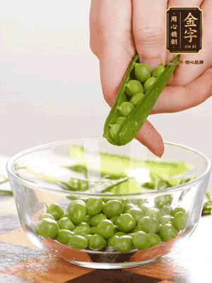 處理食材，藕切片，豌豆剝殼，菱角剝殼， 依次焯水