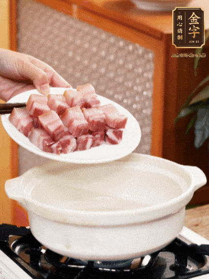 鍋內倒油，下咸肉微微煸炒，再放排骨炒一下