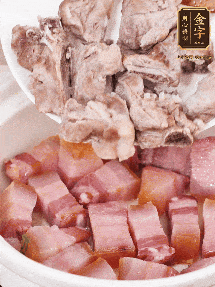 倒入開水燉煮，大火燒開后轉小火